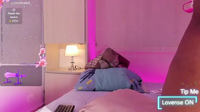 Snapshot of EmilyyStuart chatting on February 2026 06:26:01 AM EmilyyStuart online show from February 2026 06:26:01 AM