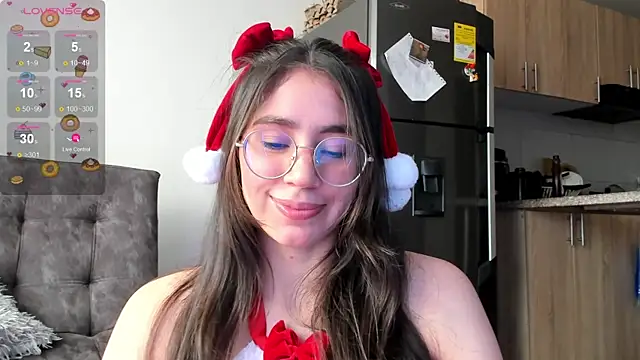 emmadiaz1 online show from December 2024 06:22:02 PM