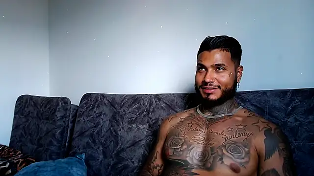 Snapshot of Exotic_tatto27121 chatting on January 2025 07:37:01 PM Exotic tatto27121 online show from January 2025 07:37:01 PM