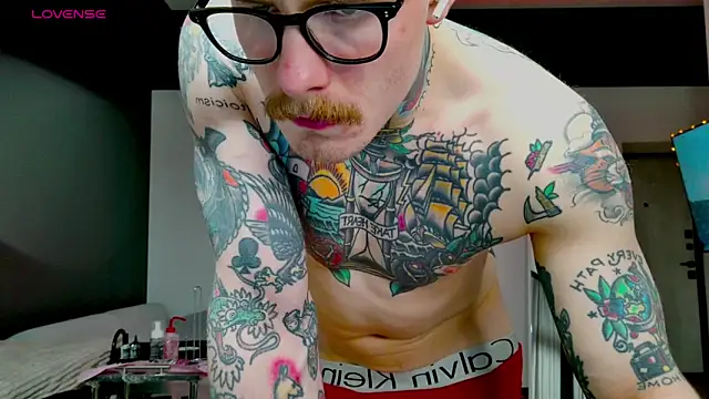 Snapshot of white_King9999 chatting on December 2025 01:13:02 PM white King9999 online show from December 2025 01:13:02 PM