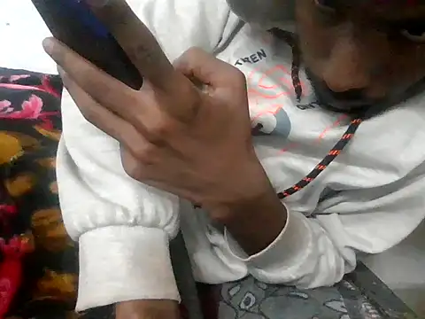 devilsam3327 online show from December 2025 05:56:02 PM