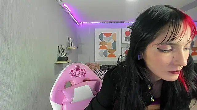 Snapshot of Dafne_huges chatting on February 2025 07:16:01 PM Dafne huges online show from February 2025 07:16:01 PM