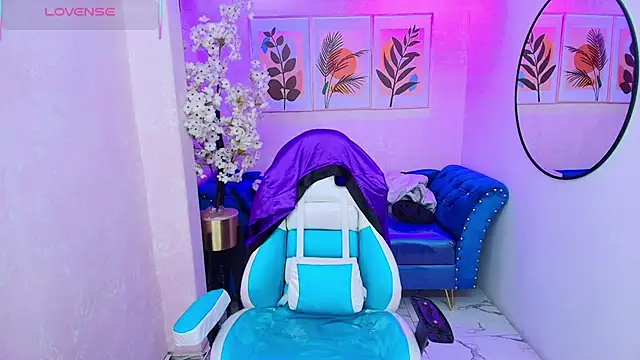 Snapshot of Dafne_huges chatting on October 2025 07:44:02 PM Dafne huges online show from October 2025 07:44:02 PM