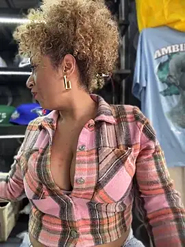 Snapshot of Katti_Barrera chatting on June 2026 07:00:02 PM Katti Barrera online show from June 2026 07:00:02 PM