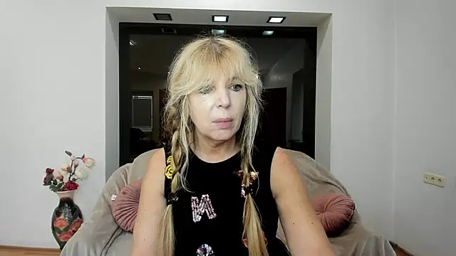 Snapshot of Anna_Diax chatting on November 2025 01:25:01 PM Anna Diax online show from November 2025 01:25:01 PM