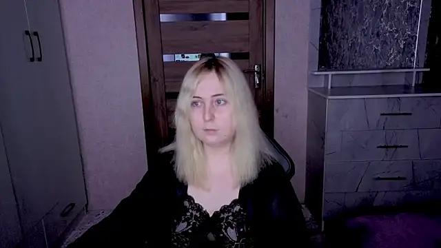 Kristy-Max online show from April 2026 07:59:01 PM