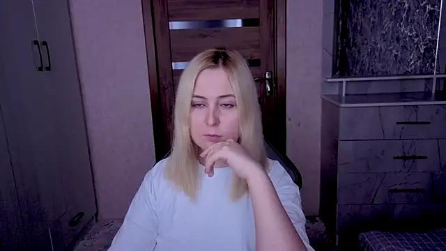 Kristy-Max online show from April 2026 09:43:02 PM