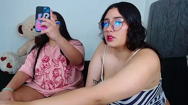 Snapshot of maddie-and-chelsea- chatting on January 2025 10:29:02 PM maddie-and-chelsea- online show from January 2025 10:29:02 PM