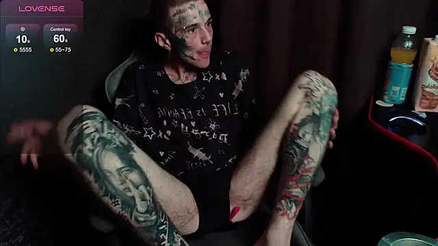 Snapshot of lonelycrystal chatting on October 2025 10:39:02 PM lonelycrystal online show from October 2025 10:39:02 PM