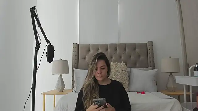 atenea erotic online show from November 2025 08:02:01 PM