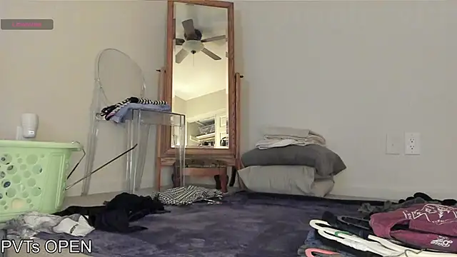 Peaches N Kreme online show from October 2025 04:35:01 AM