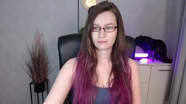 Snapshot of emmaxDelight chatting on December 2025 06:18:02 AM emmaxDelight online show from December 2025 06:18:02 AM