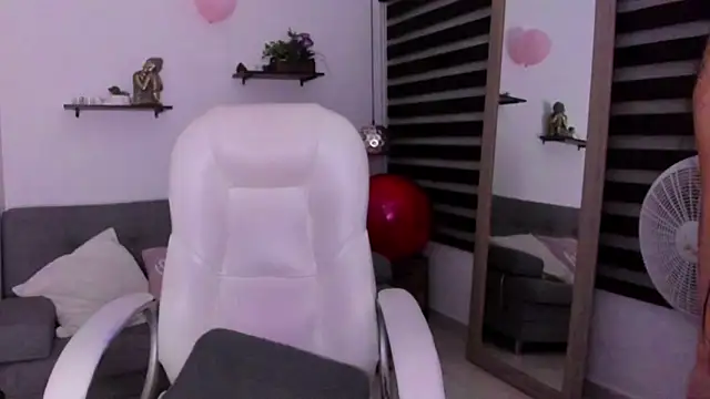 zoe turnner 18 online show from November 2025 12:15:02 PM