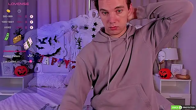 ArthurWhitee online show from October 2025 03:10:02 AM