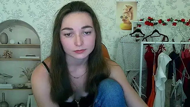  Barbie Kiss  online show from November 2025 04:12:01 PM