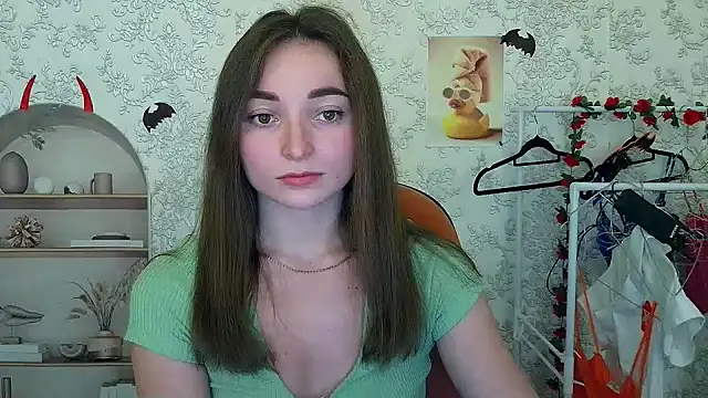  Barbie Kiss  online show from November 2025 05:40:01 PM