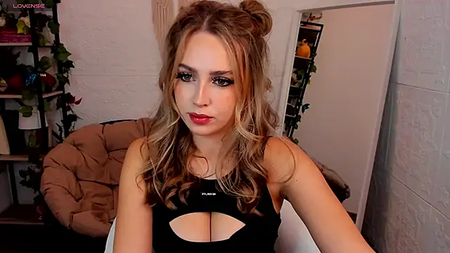 Snapshot of YaraKroft_ chatting on February 2025 03:06:02 AM YaraKroft online show from February 2025 03:06:02 AM