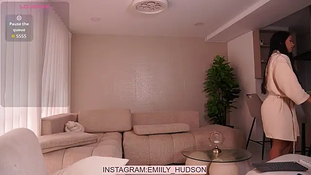 emily huddson  online show from April 2026 09:04:01 PM
