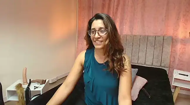 Snapshot of VioletaScott_ chatting on February 2025 07:01:02 PM VioletaScott online show from February 2025 07:01:02 PM