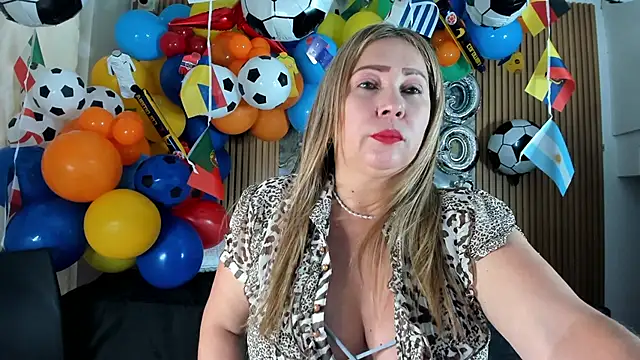 Snapshot of Danna_topless chatting on June 2026 12:05:02 PM Danna topless online show from June 2026 12:05:02 PM