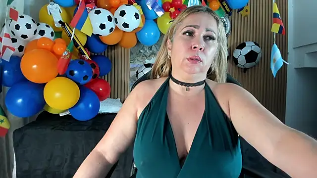 Snapshot of Danna_topless chatting on June 2026 12:16:02 PM Danna topless online show from June 2026 12:16:02 PM