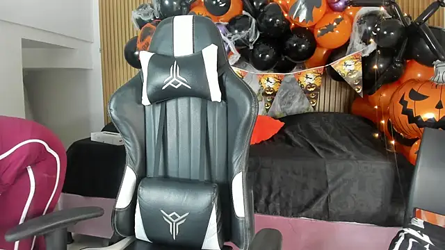 Danna topless online show from October 2025 12:04:01 PM