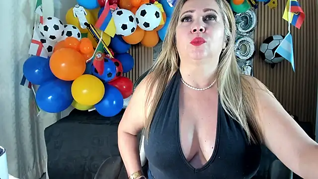 Snapshot of Danna_topless chatting on June 2026 12:04:01 PM Danna topless online show from June 2026 12:04:01 PM