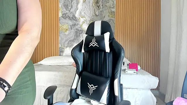 Danna topless online show from December 2025 12:07:02 PM