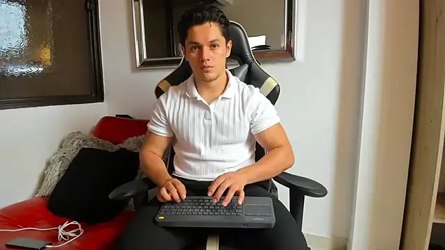 julian wallace online show from April 2026 04:44:02 PM