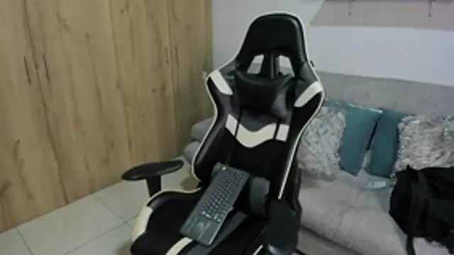 julian wallace online show from February 2026 01:44:02 PM