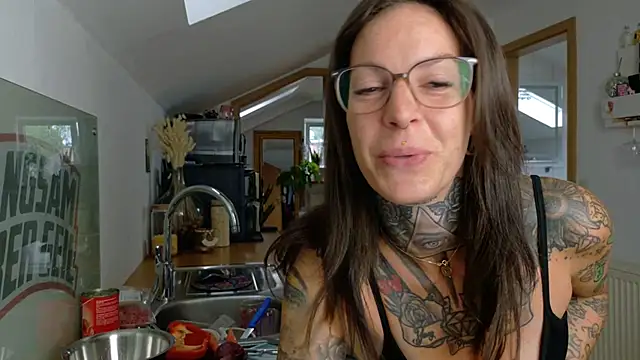 Snapshot of BrownieyQueen chatting on July 2026 08:25:02 AM BrownieyQueen online show from July 2026 08:25:02 AM