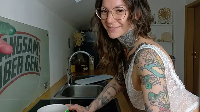 BrownieyQueen online show from April 2026 04:52:01 AM