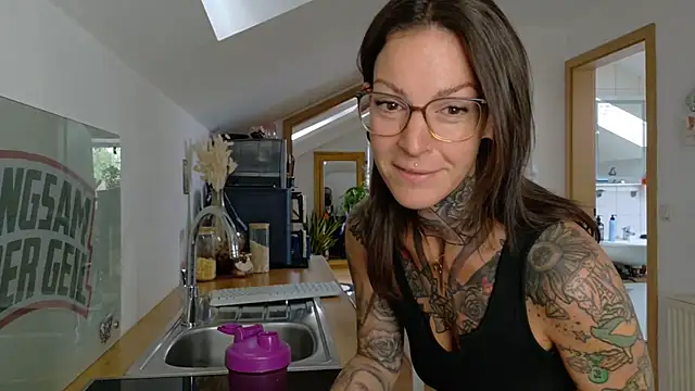 Snapshot of BrownieyQueen chatting on July 2026 07:27:02 AM BrownieyQueen online show from July 2026 07:27:02 AM