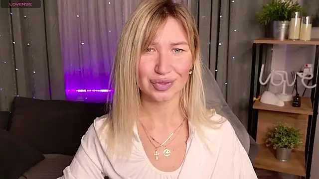 MilaBott online show from September 2025 08:15:02 PM