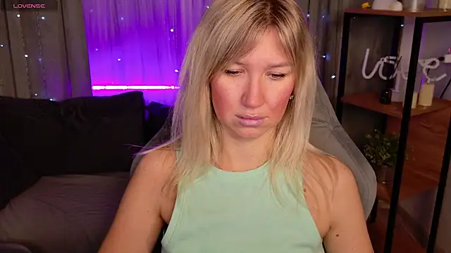 MilaBott online show from November 2025 08:12:01 PM