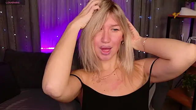 MilaBott online show from November 2025 09:15:01 PM