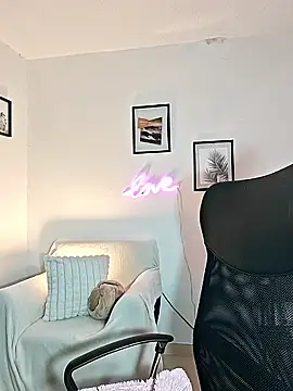 helena smith online show from November 2025 02:38:02 AM