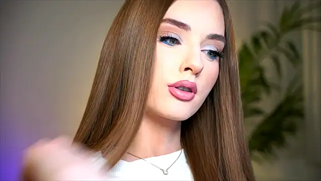 petitegonwiild online show from March 2026 06:12:01 PM