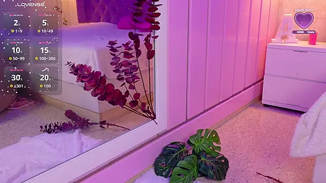 Snapshot of GabrielaLugo chatting on October 2025 12:57:02 PM GabrielaLugo online show from October 2025 12:57:02 PM