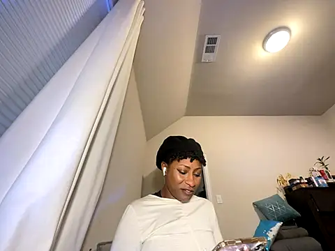 Snapshot of wynterheat chatting on December 2025 05:10:02 AM wynterheat online show from December 2025 05:10:02 AM