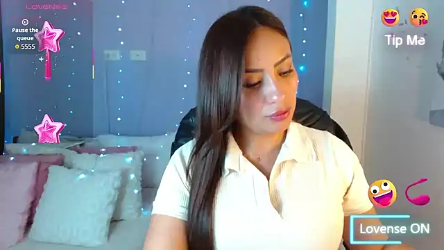 Snapshot of Paulina_627 chatting on November 2025 02:32:01 PM Paulina 627 online show from November 2025 02:32:01 PM