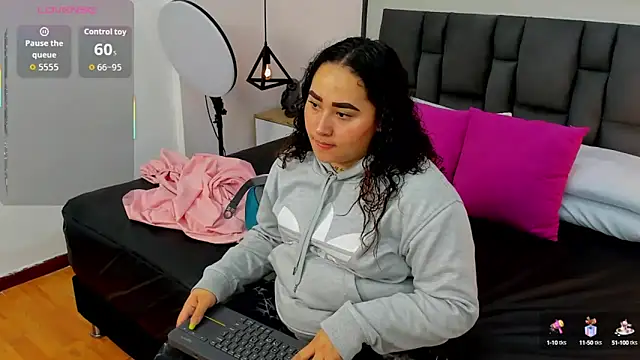 Ayla martinez online show from October 2025 02:02:01 AM