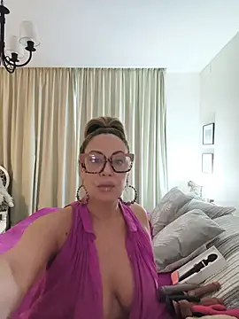 Snapshot of lolavalecuatro chatting on June 2026 07:30:02 PM lolavalecuatro online show from June 2026 07:30:02 PM