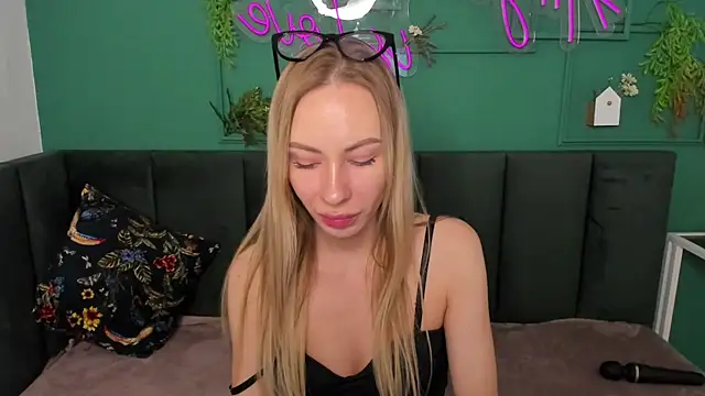 Snapshot of Diana_Garrett chatting on October 2025 02:12:01 AM Diana Garrett online show from October 2025 02:12:01 AM