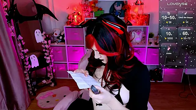 Snapshot of Aki__Ra chatting on November 2025 10:37:01 PM Aki Ra online show from November 2025 10:37:01 PM