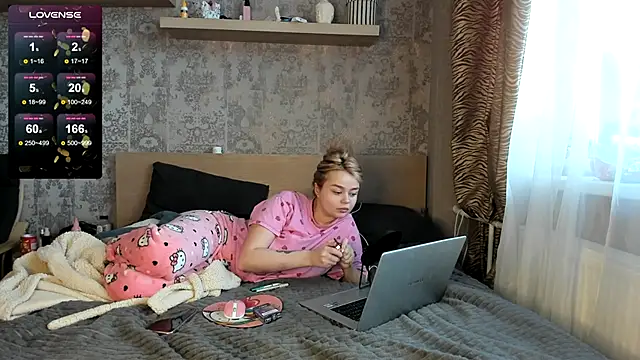 Snapshot of purebeautie13 chatting on December 2024 10:43:01 AM purebeautie13 online show from December 2024 10:43:01 AM