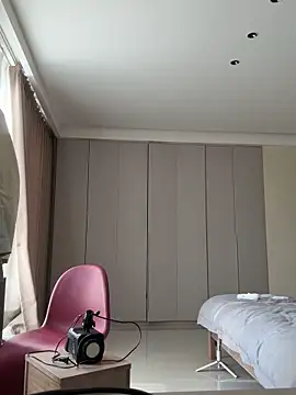 Krismil3 online show from April 2026 12:17:01 AM