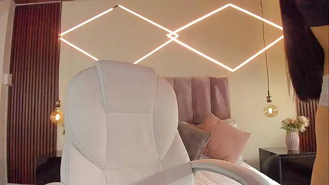 BellaClaiir online show from December 2025 02:32:01 PM