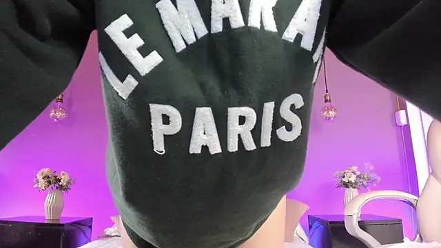 BellaClaiir online show from November 2025 03:05:01 PM