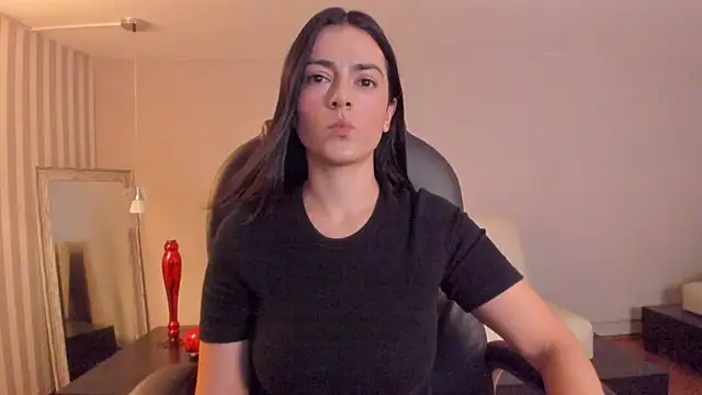 BellaClaiir online show from December 2025 03:13:02 PM